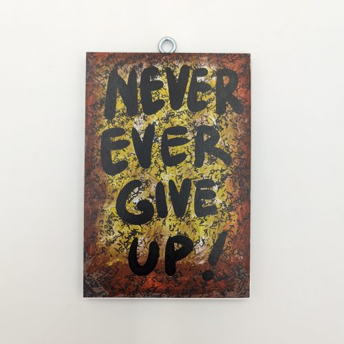 "NEVER GIVE UP!", ενθαρρυντικά λόγια σε ξύλινη πινακίδα, χεροκάμωτο από το 1978, ombra, #axialogou