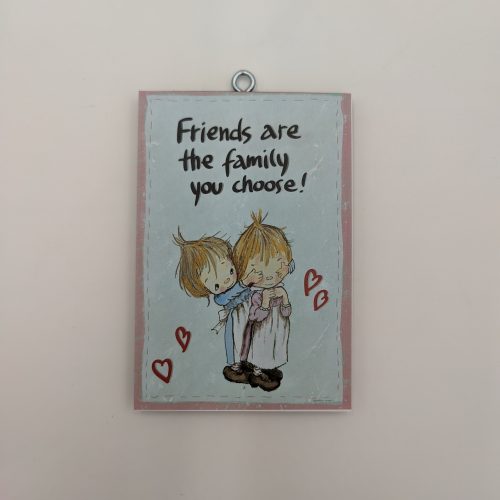 "Friends are the family you choose." xerokamoto.com, ξύλινη πινακίδα