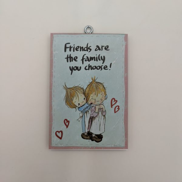 "Friends are the family you choose." xerokamoto.com, ξύλινη πινακίδα